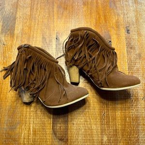 Fringed suede booties